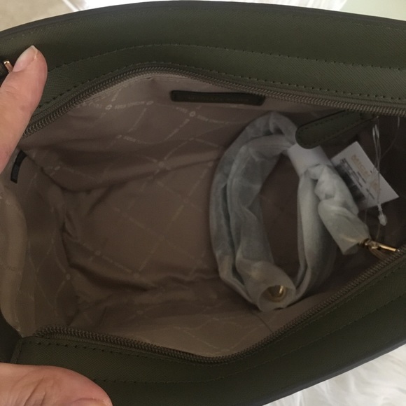 Last one ✨Michael Kors medium Selma olive satchel - Picture 5 of 8